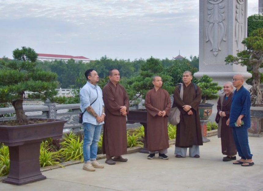 Ảnh lưu niệm tập thể đại biểu 85 quốc gia và vùng lãnh thổ tham dự Đại lễ Vesak 2025 tại TP.HCM
