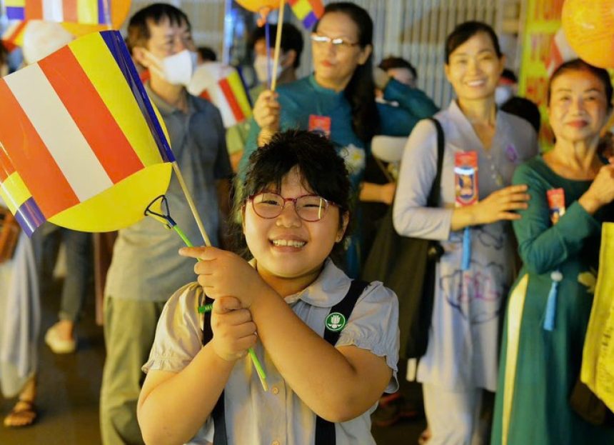 Vesak là ngày hội vui cho mọi người gần nhau