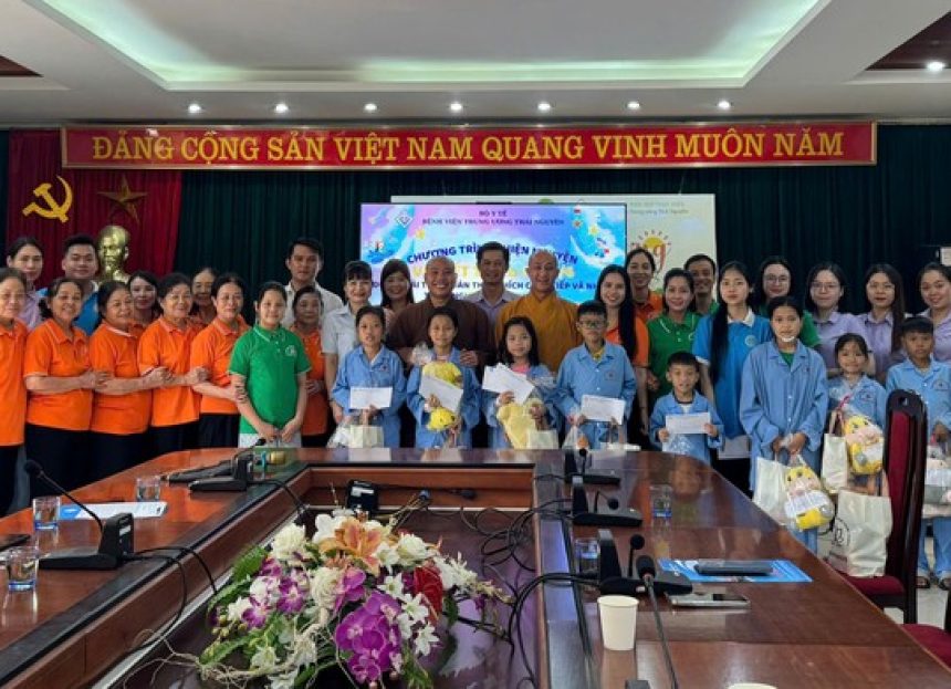 Tặng quà đến các em thiếu nhi đang điều trị tại Bệnh viện Trung ương Thái Nguyên