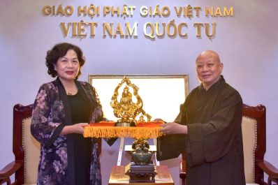 Thống đốc Ngân hàng Nhà nước – nơi từng giữ gìn xá-lợi Trái tim Bồ-tát Thích Quảng Đức thăm Việt Nam Quốc Tự