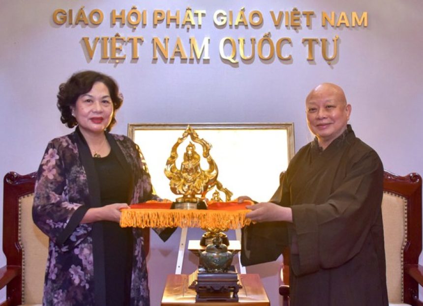 Thống đốc Ngân hàng Nhà nước – nơi từng giữ gìn xá-lợi Trái tim Bồ-tát Thích Quảng Đức thăm Việt Nam Quốc Tự