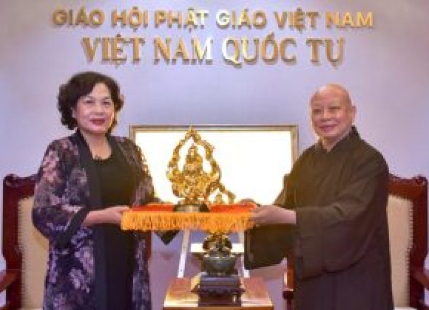 Thống đốc Ngân hàng Nhà nước – nơi từng giữ gìn xá-lợi Trái tim Bồ-tát Thích Quảng Đức thăm Việt Nam Quốc Tự