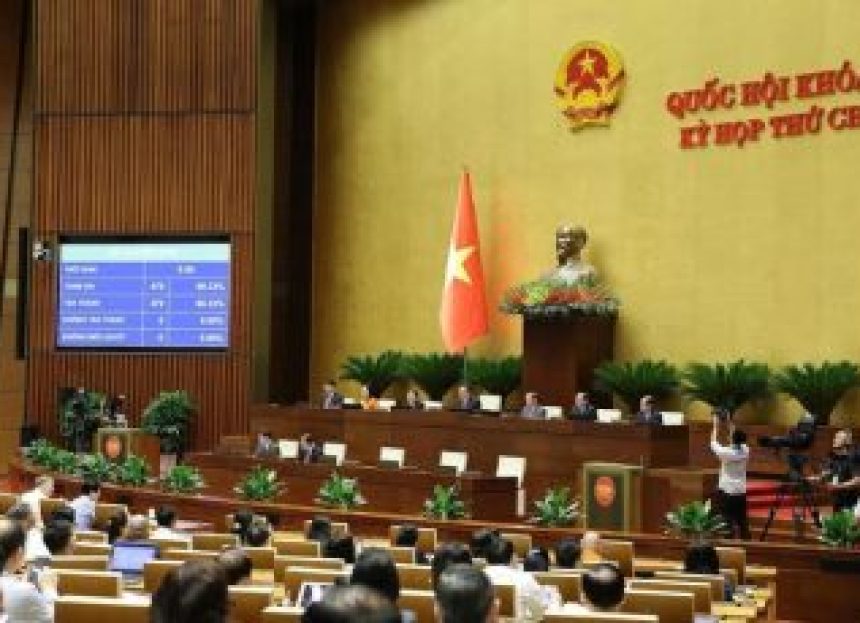 Quốc hội chính thức thông qua Nghị quyết sửa Hiến pháp, kết thúc hoạt động cấp huyện từ 1-7