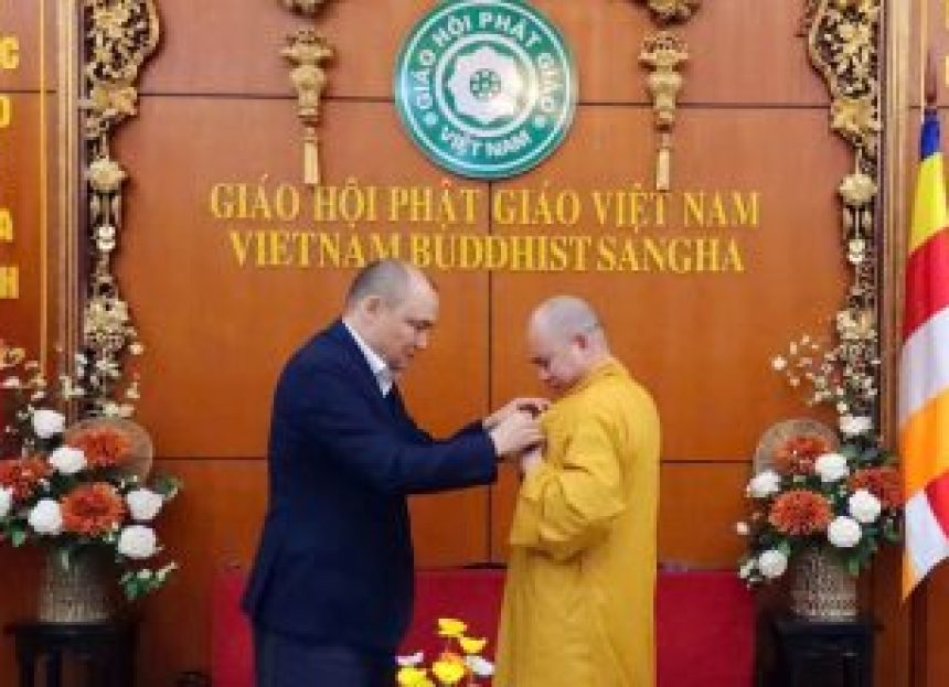 Bang chủ Thích Đức Thiện được trao Huân chương Đại sứ thiện chí